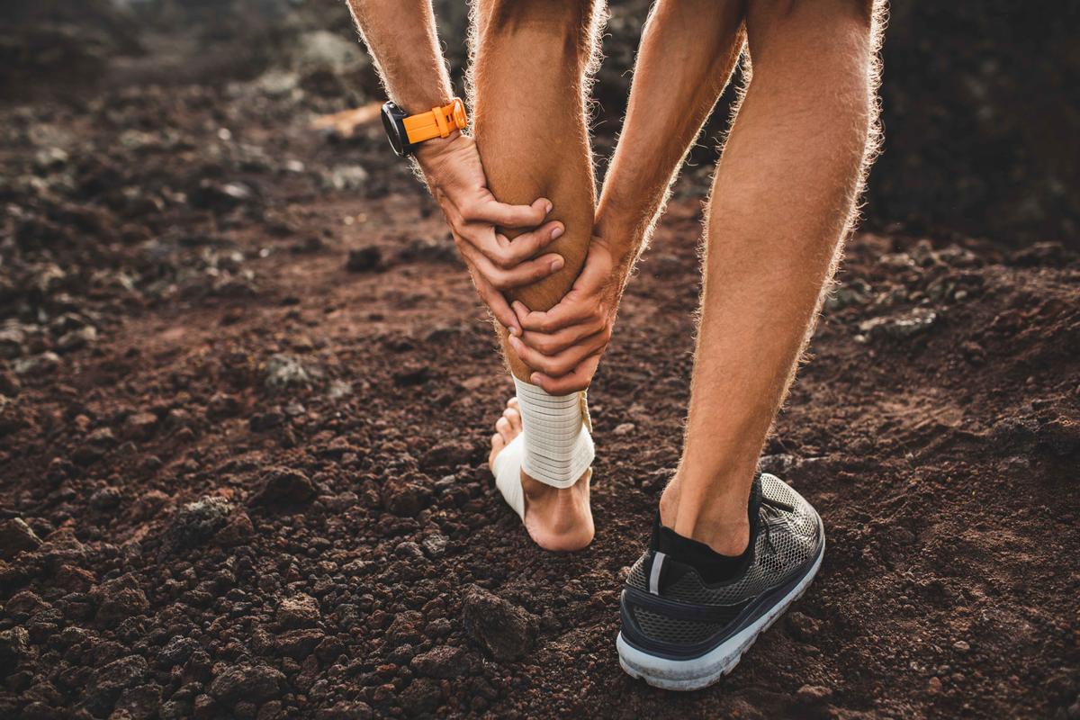 Illustration - Shutterstock | <a href="https://www.shutterstock.com/image-photo/male-runner-holding-injured-calf-muscle-1448033537">Breslavtsev Oleg</a>