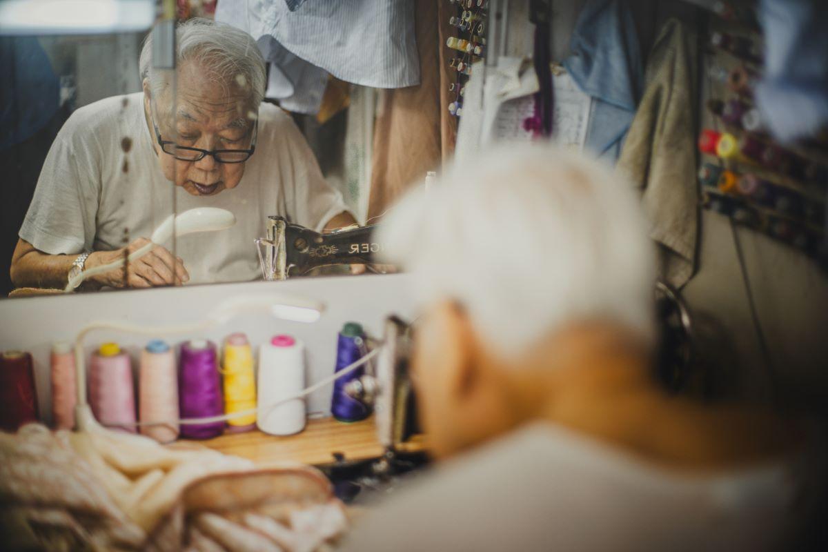 Master Yan works in a tight space. Despite his age, he is still full of energy. (Lau Wing-hong/The Epoch Times)