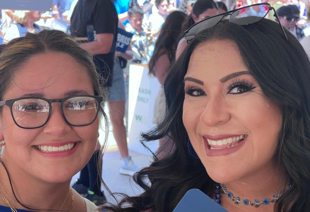 Teresa Maxwell (R) and Kihya Maxwell of El Mirage, Ariz., prepare to enter a Harris-Walz rally in Glendale, Ariz., on Aug. 9, 2024. (Lawrence Wilson/The Epoch Times)