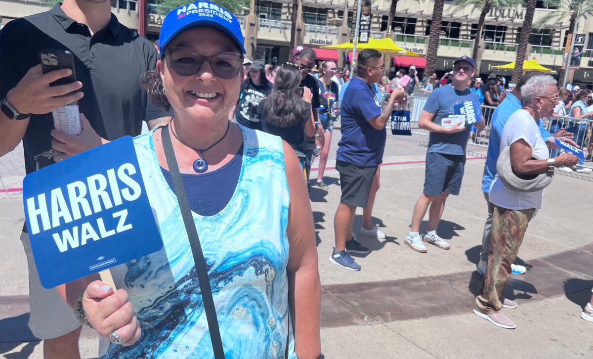 Ines Loureiro of Tuscon, Ariz., appears outside a Harris-Walz rally in Glendale, Ariz., on Aug. 9, 2024. (Lawrence Wilson/The Epoch Times)