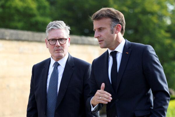 President of France Emmanuel Macron talks with Britain's Prime Minister Keir Starmer during the European Political Community meeting at Blenheim Palace in Woodstock, England, on July 18, 2024. (Hollie Adams - Pool/Getty Images)