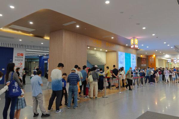 Patients line up for an emergency pre-check at the new pediatric building of Xinhua Hospital in Shanghai on the evening of Sept. 25, 2023. The emergency and night care outpatient hall is crowded with children and family members waiting for treatment. (CFOTO/Future Publishing via Getty Images)