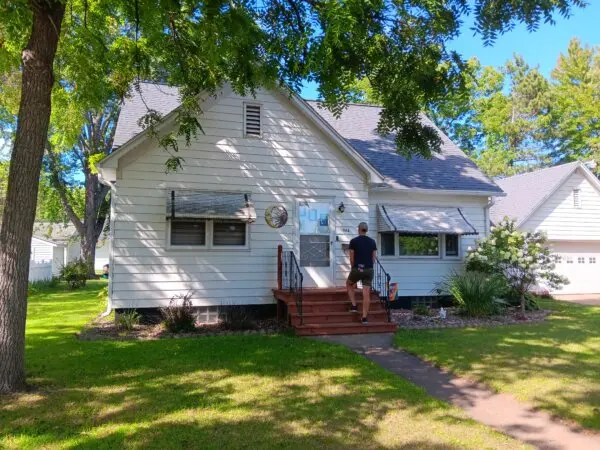 Eric Wilson, a candidate for Wisconsin's Third District Democratic Primary, knocks on doors in Chippewa Falls, Wis., on Aug. 11, 2024. (Nathan Worcester/The Epoch Times)