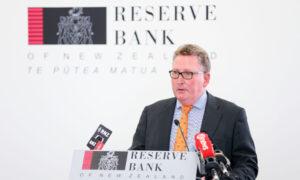 New Zealanders Finally See Interest Rates Fall as Central Bank Braces for Another Recession