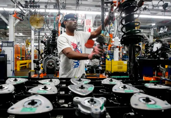 A worker assembles cars at the newly renovated Ford's Assembly Plant in Chicago, June 24, 2019. <span class="credit">(Getty/Jim Young/AFP)</span>