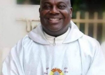 Catholic Priest Slumps And D!es While Delivering Homily During New Year Eve Mass