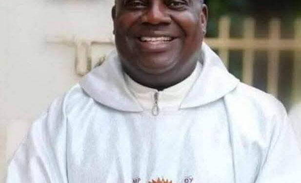 Catholic Priest Slumps And D!es While Delivering Homily During New Year Eve Mass